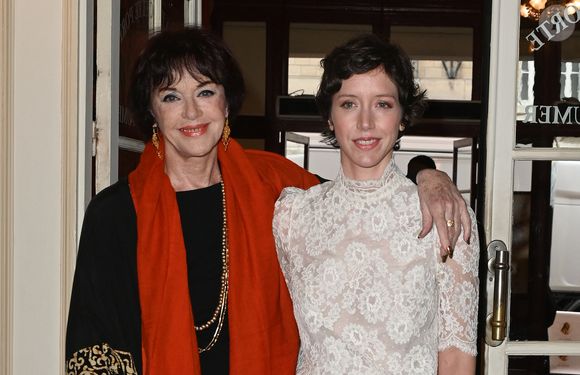 Anny Duperey et sa fille Sara Giraudeau - Photocall de la 34ème édition de la cérémonie des Molières au théâtre de Paris le 24 avril 2023.

© Coadic Guirec / Bestimage
