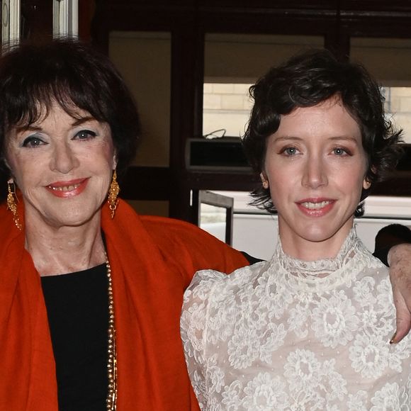 Anny Duperey et sa fille Sara Giraudeau - Photocall de la 34ème édition de la cérémonie des Molières au théâtre de Paris le 24 avril 2023.

© Coadic Guirec / Bestimage