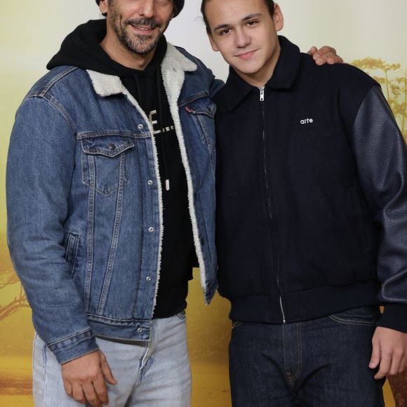 Tomer Sisley avec Dino, le fils de sa femme Sandra Sisley - Première du film Disney "Mufasa, Le Roi lion" au cinéma Pathé Palace à Paris le 12 décembre 2024. © Coadic Guirec/Bestimage