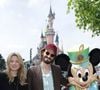 Le couple a posé aux côtés de Mickey, habillé pour l'occasion en uniforme de fanfare ...
Exclusif - Virginie Efira et son compagnon Niels Schneider au lancement du Disney Music Festival à Disneyland Paris le 26 avril 2025. © Coadic Guirec / Bestimage