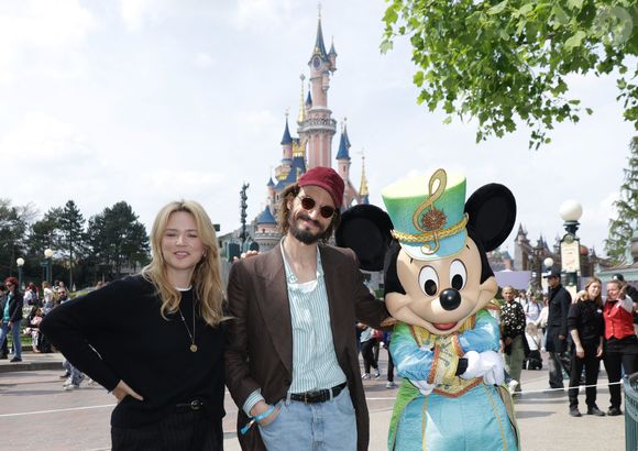 Le couple a posé aux côtés de Mickey, habillé pour l'occasion en uniforme de fanfare ...

Exclusif - Virginie Efira et son compagnon Niels Schneider au lancement du Disney Music Festival à Disneyland Paris le 26 avril 2025. © Coadic Guirec / Bestimage