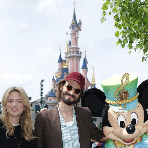Le couple a posé aux côtés de Mickey, habillé pour l'occasion en uniforme de fanfare ...

Exclusif - Virginie Efira et son compagnon Niels Schneider au lancement du Disney Music Festival à Disneyland Paris le 26 avril 2025. © Coadic Guirec / Bestimage