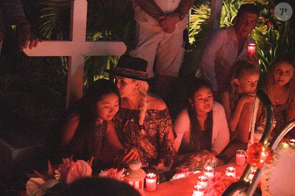 Exclusif - Pour le deuxième anniversaire de la mort de Johnny, Laeticia Hallyday et ses filles Jade et Joy se recueillent une nouvelle fois sur sa tombe au cimetière de Lorient à Saint-Barthélemy. Pour l'occasion, soirée très intime avec quelques musiciens et très peu de lumière, le 6 décembre 2019. © Agence / Bestimage