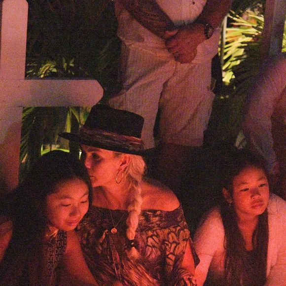 Exclusif - Pour le deuxième anniversaire de la mort de Johnny, Laeticia Hallyday et ses filles Jade et Joy se recueillent une nouvelle fois sur sa tombe au cimetière de Lorient à Saint-Barthélemy. Pour l'occasion, soirée très intime avec quelques musiciens et très peu de lumière, le 6 décembre 2019. © Agence / Bestimage