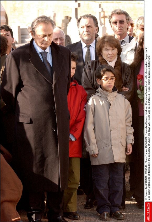 Un second mariage qui aura duré de 1959 à 2002, année où malheureusement Christine Gouze-Rénal s'est éteinte avant son mari.  

Roger Hanin et Danielle Mitterrand aux funérailles de la productrice française Christine Gouze-Renal, épouse de Roger Hanin et soeur de Danielle Mitterrand, au cimetière de Cluny, sa ville natale le 29 octobre 2002. Crédit photo Francis Petit/Abaca