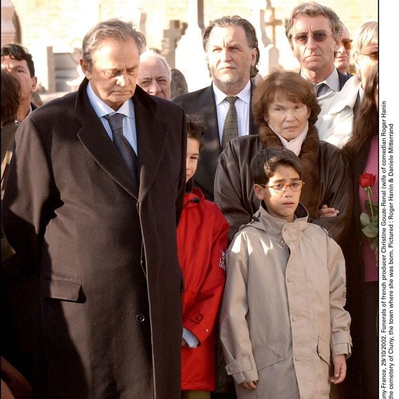 Un second mariage qui aura duré de 1959 à 2002, année où malheureusement Christine Gouze-Rénal s'est éteinte avant son mari.  

Roger Hanin et Danielle Mitterrand aux funérailles de la productrice française Christine Gouze-Renal, épouse de Roger Hanin et soeur de Danielle Mitterrand, au cimetière de Cluny, sa ville natale le 29 octobre 2002. Crédit photo Francis Petit/Abaca