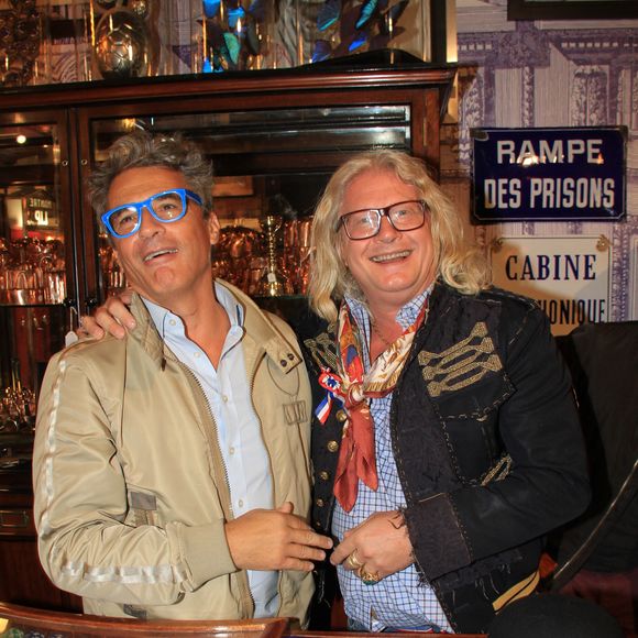 Julien Cohen (antiquaire français et Affaire conclue) et Pierre-Jean Chalençon lors de la soirée La Fête des Puces 2023 "Puces & Nature - La Nature dans les Arts Décoratifs" aux Puces de Saint-Ouen, Proche de Paris , France, le 5 octobre 2023. © Philippe Baldini/Bestimage