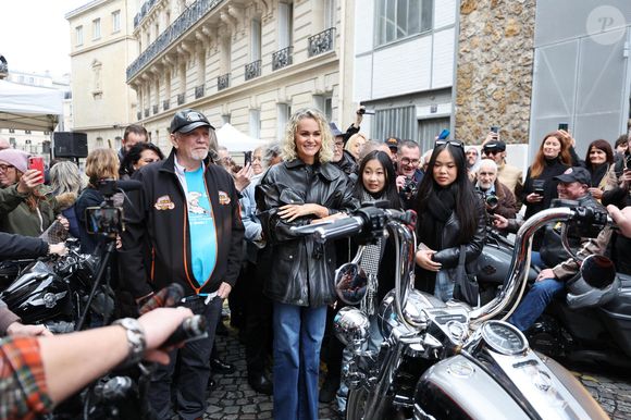 Laeticia Hallyday et ses filles Jade et Joy rencontrent les bikers venus rendre hommage au chanteur lors de l'inauguration d'une plaque commémorative en hommage à Johnny Hallyday devant l'immeuble où le chanteur français a grandi dans le 9ème arrondissement de Paris, France, le 22 décembre 2023. © Dominique Jacovides/Bestimage