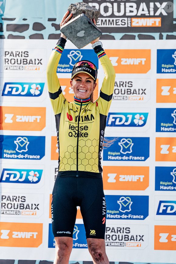 Il y a beaucoup d'attentes autour d'elle

2025 Paris Roubaix Femmes Avec Zwift Picture by Zac Williams/SWpix.com - 12/04/2025 - Cycling - 2025 Paris Roubaix Femmes Avec Zwift, France - Pauline Ferrand-Prevot, Visma Lease a Bike, wins the 2025 Paris Roubaix Femmes 
Imago/PsnewZ/Bestimage