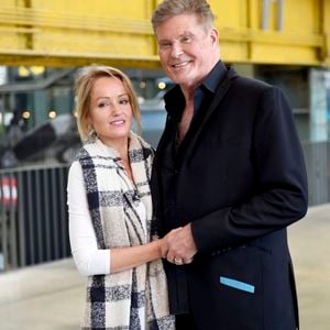 David Hasselhoff et sa femme Hayley Roberts lors de la présentation de sa tournée 2023 au restaurant Waca à Munich. Le 18 octobre 2022.