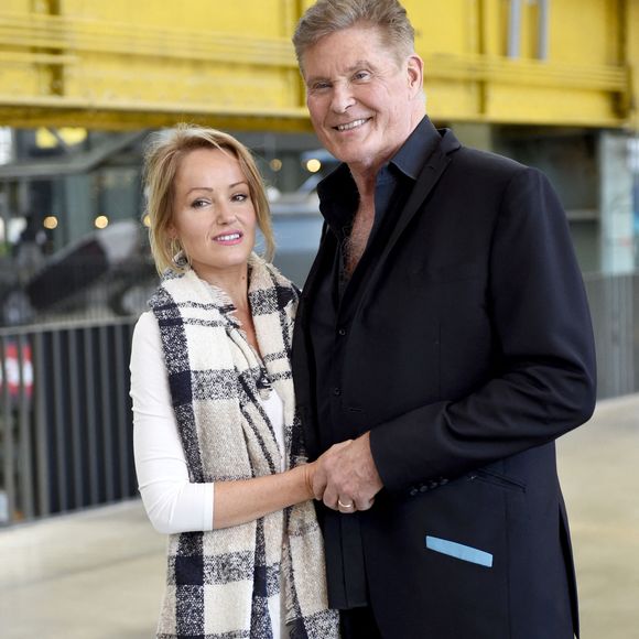David Hasselhoff et sa femme Hayley Roberts lors de la présentation de sa tournée 2023 au restaurant Waca à Munich. Le 18 octobre 2022.