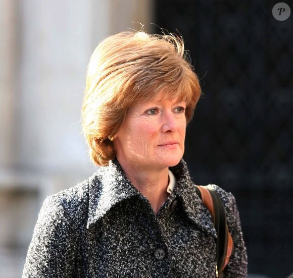 L’accident a été évoqué dans le podcast Rosebud.


Info du 27 octobre 2025 — La tante du prince William et du prince Harry a été grièvement blessée après une « très mauvaise chute » de cheval, a révélé son frère. Lady Sarah McCorquodale, 70 ans, sœur aînée de la princesse Diana, a été hospitalisée à la suite de cet accident.
(Photo : Lady Sarah McCorquodale aux Royal Courts of Justice à Londres, où elle avait témoigné lors de l’enquête sur la mort de sa sœur, la princesse Diana, et de Dodi Fayed – Express Syndication / Bestimage).