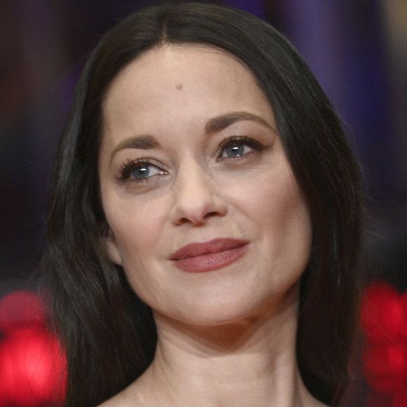 "On a trouvé un endroit dont on est tombé amoureux et donc on a bougé", confiait l’actrice, qui a longtemps vécu dans la capitale, intra-muros, à Marie-Claire.

Marion Cotillard - Première du film "The Ice Tower" lors de la 75ème édition du festival international du film de Berlin (La Berlinale 2025), le 16 février 2025.
Action Press / Bestimage