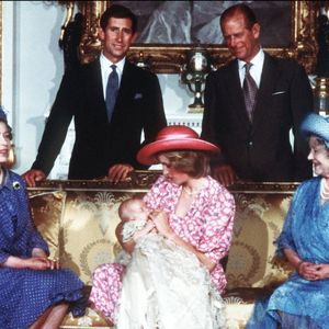 Londres-Royaume-Uni, La famille royale au palais de Buckingham, Londres, le jour du baptême du prince William. Debout (de gauche à droite) : le prince de Galles et le duc d'Édimbourg ; assis (de gauche à droite) : la reine, la princesse de Galles tenant le prince William, et la reine mère." le 04/08/1982. © PA Photos/ABACA