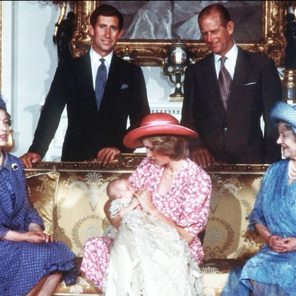 Londres-Royaume-Uni, La famille royale au palais de Buckingham, Londres, le jour du baptême du prince William. Debout (de gauche à droite) : le prince de Galles et le duc d'Édimbourg ; assis (de gauche à droite) : la reine, la princesse de Galles tenant le prince William, et la reine mère." le 04/08/1982. © PA Photos/ABACA