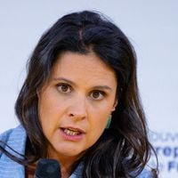 Dans le dressing d'Apolline de Malherbe, une jupe en cuir et un blazer qui attire l'oeil d'une marque espagnole vieille de 40 ans