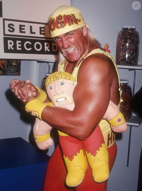 La légende du catch Hulk Hogan ne sentirait plus le bas de son corps après une opération du dos. Il serait contraint de se déplacer à l'aide d'une canne. C'est en tous cas ce qu'a déclaré Kurt Angle dans son podcast.
Backgrid USA / Bestimage