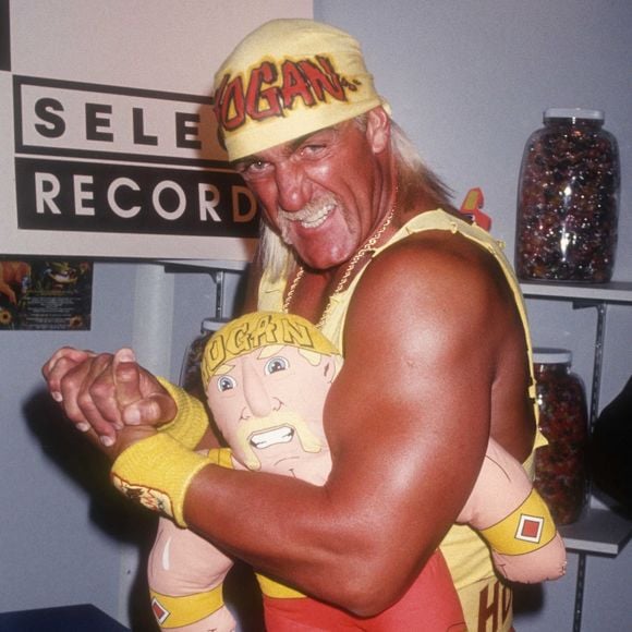 La légende du catch Hulk Hogan ne sentirait plus le bas de son corps après une opération du dos. Il serait contraint de se déplacer à l'aide d'une canne. C'est en tous cas ce qu'a déclaré Kurt Angle dans son podcast.
Backgrid USA / Bestimage