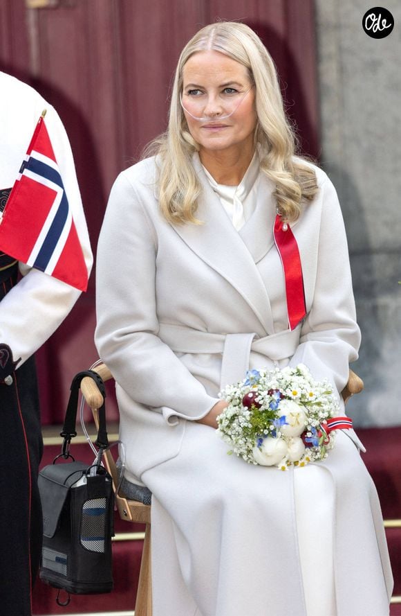 Un coup dur pour la Couronne norvégienne qui fait déjà face aux graves problèmes de santé de la princesse Mette-Marit, atteinte d'une fibrose pulmonaire

La princesse héritière Mette-Marit (La princesse Mette-Marit de Norvège), accueillant le défilé des enfants d'Asker lors des célébrations de la fête nationale norvégienne de 2026 au manoir de Skaugum à Asker, près d'Oslo, en Norvège. 17 mai 2026 Dana Press / Bestimage