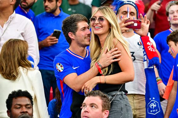 Dylan Deschamps et sa fiancée Mathilde Cappelaere dans les tribunes de la demi-finale du Championnat d'Europe de football (Euro 2024) entre l'Espagne et la France (2-1) à Munich, Allemagne, le 9 juillet 2024. Bestimage