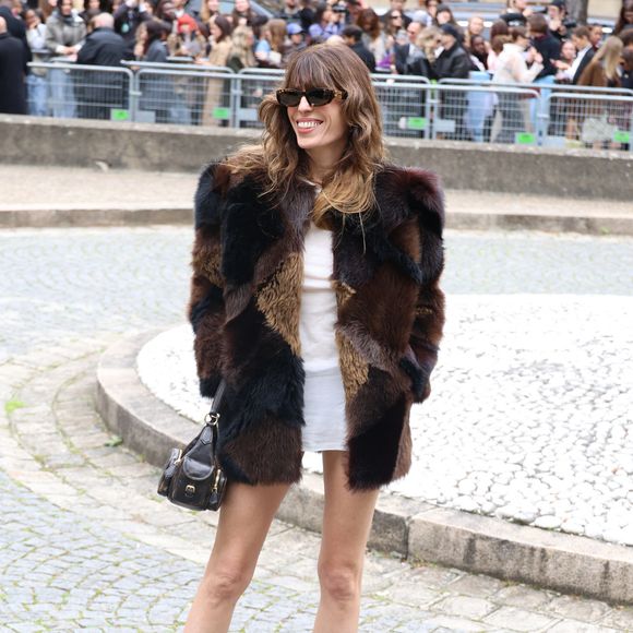 Lou Doillon aux arrivées du défilé Miu Miu Collection Femme Prêt-à-Porter Printemps/Eté 2026 lors de la Fashion Week de Paris (PFW), au Conseil Économique, social et environnemental, Palais d'lena, à Paris, France, le 6 octobre 2025. © Denis Guignebourg / Bestimage