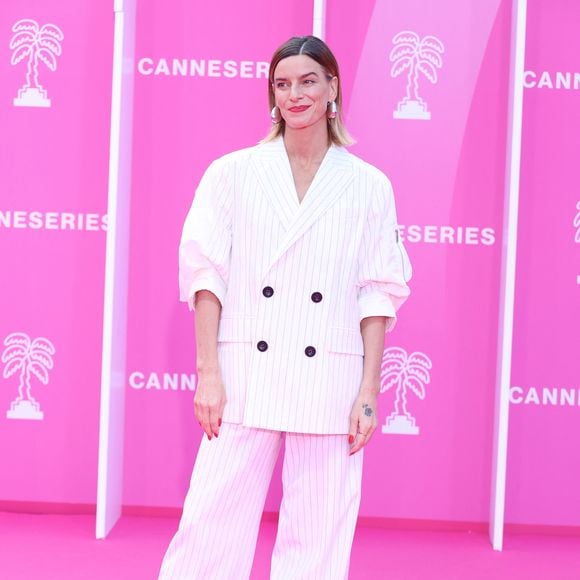 Fauve Hautot sur le pink carpet lors du festival Canneseries saison 8 au palais des festivals à Cannes le 27 avril 2025. © Denis Guignebourg / Bestimage