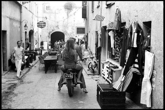 Brigitte Bardot et un ami en moto à Saint-Tropez.

DANIEL ANGELI / BESTIMAGE