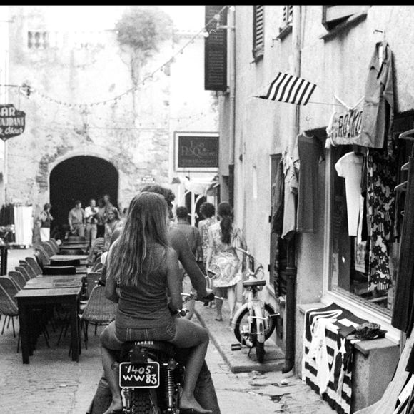 Brigitte Bardot et un ami en moto à Saint-Tropez.

DANIEL ANGELI / BESTIMAGE