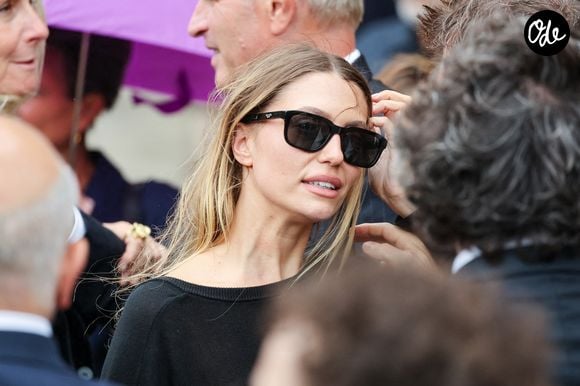 Héloïse Agostinelli, la fille de la défunte - Sortie des obsèques de Mathilde Favier en l'église Saint-Sulpice à Paris le 31 aout 2026. © Dominique Jacovides-Cyril Moreau/Bestimage