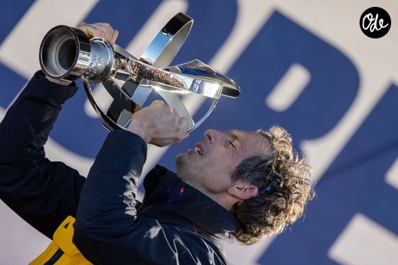 Le skipper de Macif Charlie Dalin remporte la dixième édition du tour du monde en solitaire Vendée Globe en pulvérisant le record de l’épreuve en 64 jours, 19 heures 22 minutes et 49 secondes aux Sables-d'Olonne, France, le 14 janvier 2025. © Alexis Courcoux/Psnewz/Bestimage