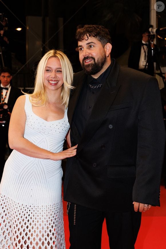 Côté style, le tandem n'avait rien laissé au hasard, misant sur un contraste noir et blanc.

Artus et sa compagne Kim Higelin - Montée des marches du film "Jim Queen" lors du 79ème Festival International du Film de Cannes le 18 mai 2026.

© Moreau / Jacovides / Bestimage