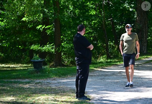 Exclusif - Un an pour jour après le décès d'Alain Delon, son fils Anthony (avec Loubo, le berger belge de son père) lui a rendu hommage au domaine familial de Douchy dans le Loiret, France, le 18 août 2025. © Christian Liewig/Bestimage