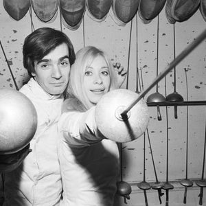 En France, Pierre Arditi et sa femme Florence Giorgetti prenant une leçon d'escrime.  © Michel Ristroph via Bestimage