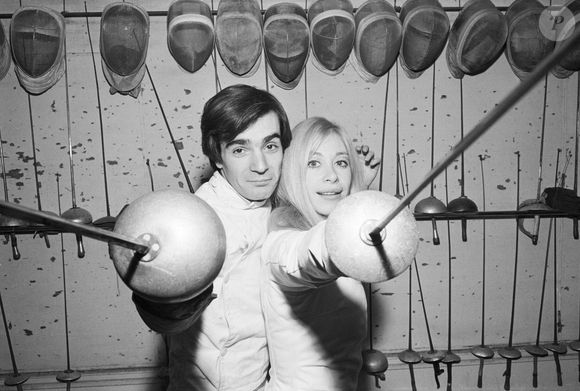En France, Pierre Arditi et sa femme Florence Giorgetti prenant une leçon d'escrime.  © Michel Ristroph via Bestimage