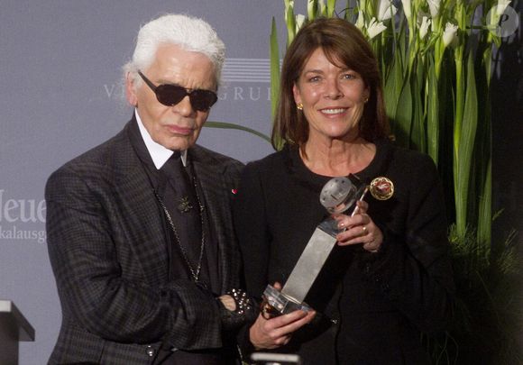 Il était notamment très proche de Caroline de Monaco.

Karl Lagerfeld et la princesse Caroline de Monaco assistent à la remise du prix de la charité "MENSCHEN in EUROPA" à la princesse Caroline pour son engagement en faveur des enfants dans le besoin à Passau, en Allemagne, le 12 décembre 2011. Photo Goran Gajanin/DDP Images/ABACAPRESS.COM
