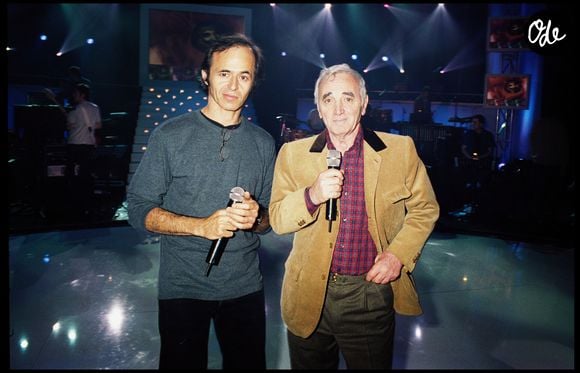 Charles Aznavour lors de l'émission spéciale anniversaire, aux côtés de Jean-Jacques Goldman.

Bestimage