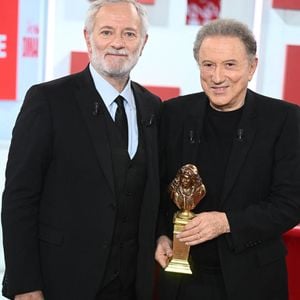 Exclusif - Francis Huster et Michel Drucker lors de l'enregistrement de l'émission "Vivement dimanche" au studio Rive Gauche, présentée par M. Drucker avec une diffusion sur France 3 le 25 janvier 2026. © Guillaume Gaffiot/Bestimage