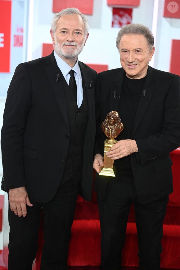 Exclusif - Francis Huster et Michel Drucker lors de l'enregistrement de l'émission "Vivement dimanche" au studio Rive Gauche, présentée par M. Drucker avec une diffusion sur France 3 le 25 janvier 2026. © Guillaume Gaffiot/Bestimage