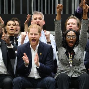 Il semblerait qu'il ait transmis la fièvre de la vague à son fils Archie,

Le prince Harry, duc de Sussex, assiste à un match de volleyball en fauteuil lors des "Invictus Games Vancouver Whistler 2025" à Vancouver.``

Photo : Mirrorpix / Bestimage
