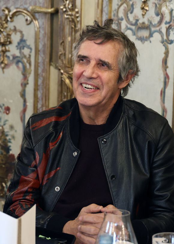 Le chanteur pensait passer quelques jours en famille.

Julien Clerc lors de la nomination de Stéphane Bern comme Pape du Patrimoine lors de la Saint Clément au restaurant Alain Ducasse Baccarat, à Paris, France, le 20 novembre 2025. © Denis Guignebourg/Bestimage