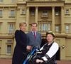 "Son nom de famille n'est pas Sussex, son nom de famille est Mountbatten-Windsor. [...] Sussex est un titre" précise-t-il à "Town & Country"

Sophie de Wessex, Lord Ivar Mountbatten et le cycliste tétraplégique Steve Osborne au palais de Buckingham à Londres le 3 mai 2002 ALPHA AGENCY / BESTIMAGE