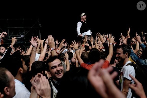 Sur le compte Instagram de Michaël Ponton, on peut en apprendre davantage sur les circonstances de ce cambriolage : "Dans la nuit de jeudi à vendredi dernier, alors que nous étions sur la route pour la tournée de L'homme qui écoutait battre le cœur des chats, notre camion s'est fait dévaliser sur un parking d'hôtel"

Le groupe de rock français Dyonisos - Fête de l'Humanité à La Courneuve, France, le 11 septembre 2021. © Lionel Guericolas/MPP/Bestimage