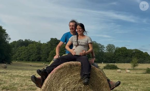 "Un mois que tu es arrivé pour remplir nos vie de toujours plus de bonheur et d'amour", a-t-elle légendé sous sa publication. "Merci à la famille aimante , aux amis bienveillants, et à tous ceux qui ont eu des petits mots doux et de nombreuses attentions".

Anaïs candidate de la 18ème saison de l'Amour est dans le pré enceinte de son premier enfant - Capture d'écran Instagram - août 2025.