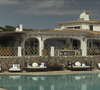 Les chambres présentent des thèmes variés, mêlant simplicité et éléments décoratifs remarquables.

La famille Bourbon des Deux-Siciles possède une maison en Sardaigne.  Capture d'écran Youtube