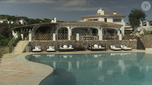 Les chambres présentent des thèmes variés, mêlant simplicité et éléments décoratifs remarquables.

La famille Bourbon des Deux-Siciles possède une maison en Sardaigne.  Capture d'écran Youtube