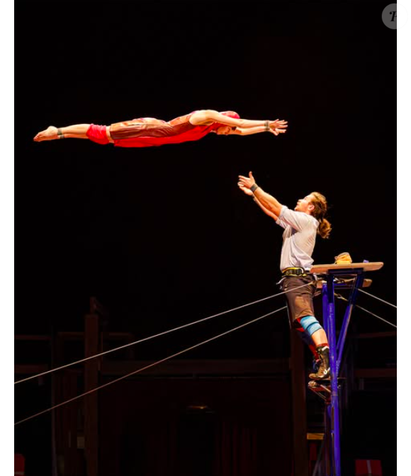 Agée de 23 ans, Lola Cahen vient d'être diplômée en cadre coréen, une discipline du cirque où elle exécute des pirouettes dans les airs et offre sa confiance à son partenaire...

Lola Cahen dans les airs lors d'une performance scénique de cadre coréen, photo partagée sur Instagram le 5 décembre 2025.