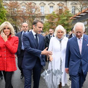 Le roi Charles III d'Angleterre et Camilla Parker Bowles, reine consort d'Angleterre, accueillis par le président de la République française Emmanuel Macron et la première dame Brigitte Macron sur le parvis de Notre-Dame de Paris, France, le 21 septembre 2023, le deuxième jour de sa visite d'État en France. © Jacques Witt/Pool/Bestimage
