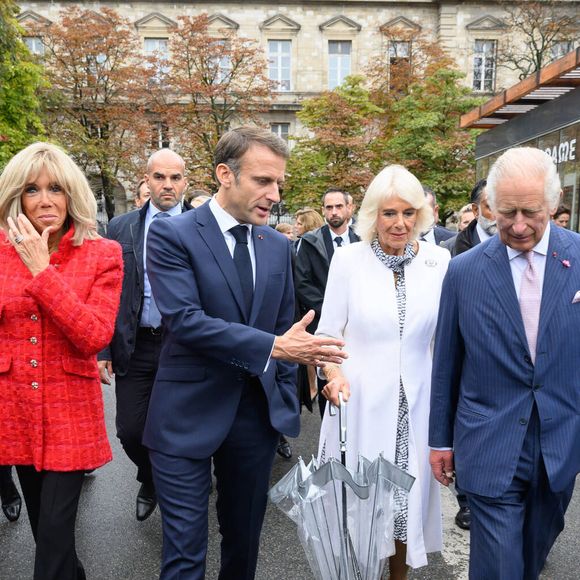Le roi Charles III d'Angleterre et Camilla Parker Bowles, reine consort d'Angleterre, accueillis par le président de la République française Emmanuel Macron et la première dame Brigitte Macron sur le parvis de Notre-Dame de Paris, France, le 21 septembre 2023, le deuxième jour de sa visite d'État en France. © Jacques Witt/Pool/Bestimage