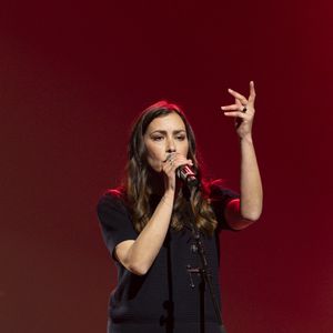 "On vient de revenir. Je ne dis pas que ce fut facile, parce que c'est une petite rupture, surtout pour un jeune de 10 ans et demi qui a sa bande de copains"

Olivia Ruiz sur scène lors de la soirée de gala de la Fondation Recherche Alzheimer- Paris 2026 à l'Olympia le 30 mars 2026.

© Borde / Rindoff / Bestimage
