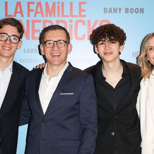 Dany Boon avec ses deux fils Eytan et Mehdi et son ex compagne Laurence Arné - Avant-première du film "La Famille Hennedricks" au Cinéma Pathé Beaugrenelle à Paris le 18 juin 2024. © Coadic Guirec/Bestimage